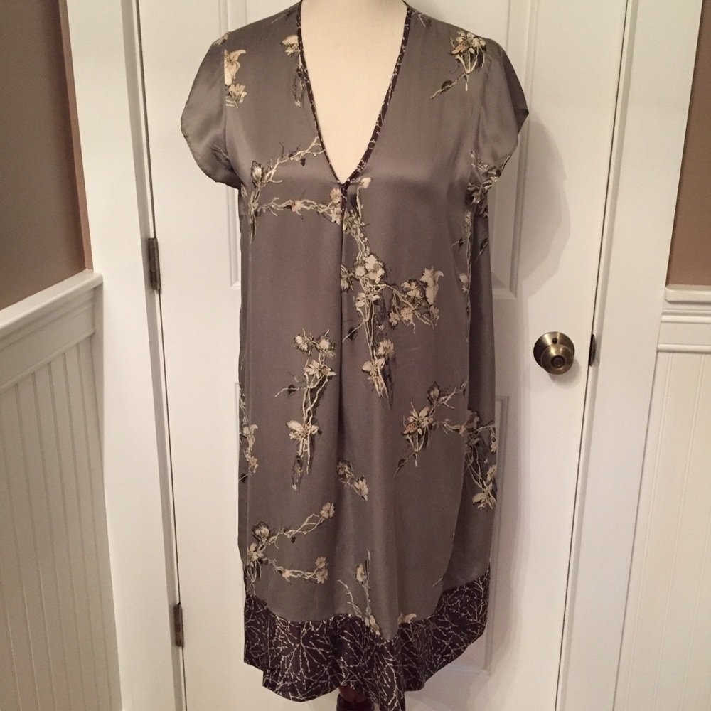 PAS DE CALAIS DRESS SHIFT GRAY SILK FLORAL V-NECK CAP SLEEVE LAGENLOOK SIZE M